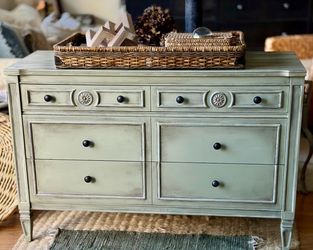 Beautiful refurbished vintage Drexel 3 Drawer Chest-*delivery available!