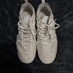 white nike vapor max plus