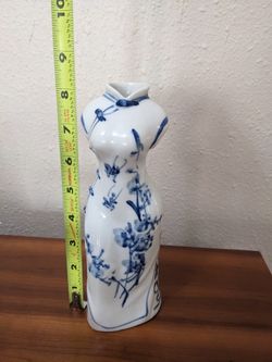 Small Vase- Blue and white porcelain cheongsam bottle