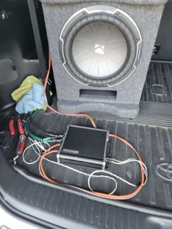 UNA BOCINA KICKER Y AMPLIFIER