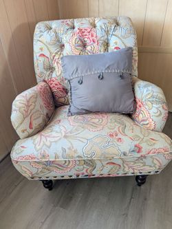 Vintage-Style Floral Tufted Armchair with Accent Pillow – Excellent Condition