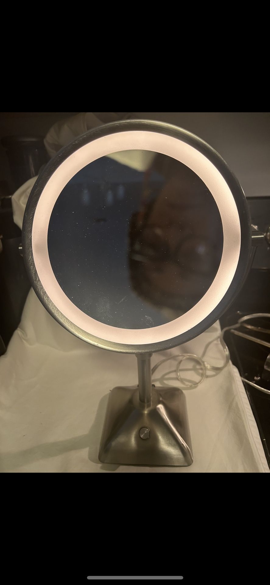 Magnifying Light Up Vanity Makeup Mirror. 