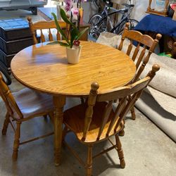 OBO! Vintage Extendable Wood Table Country Farmhouse and 4 Chairs