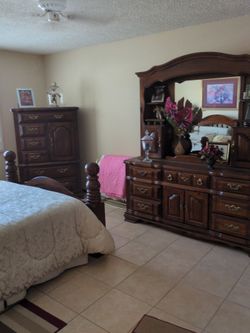 Beautiful like-new Stanley Bedroom set!