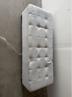 End of bed bench with storage compartment
