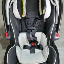 GRACO Snug ride Car seat with Base