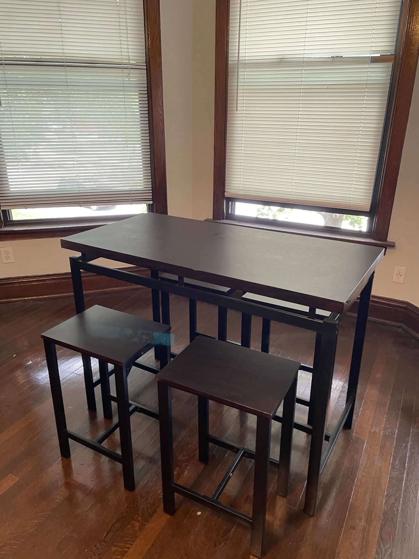 Table with 4 stools