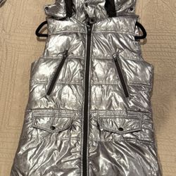 Betsey Johnson Silver Metallic Puffer Hooded Vest Size Small - in excellent condition 