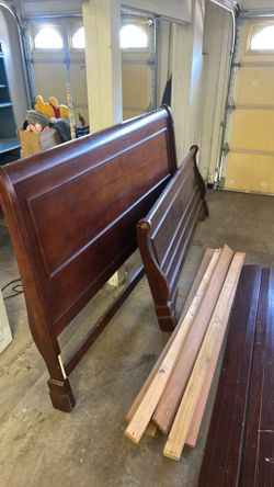 King/ queen size wood bed frame