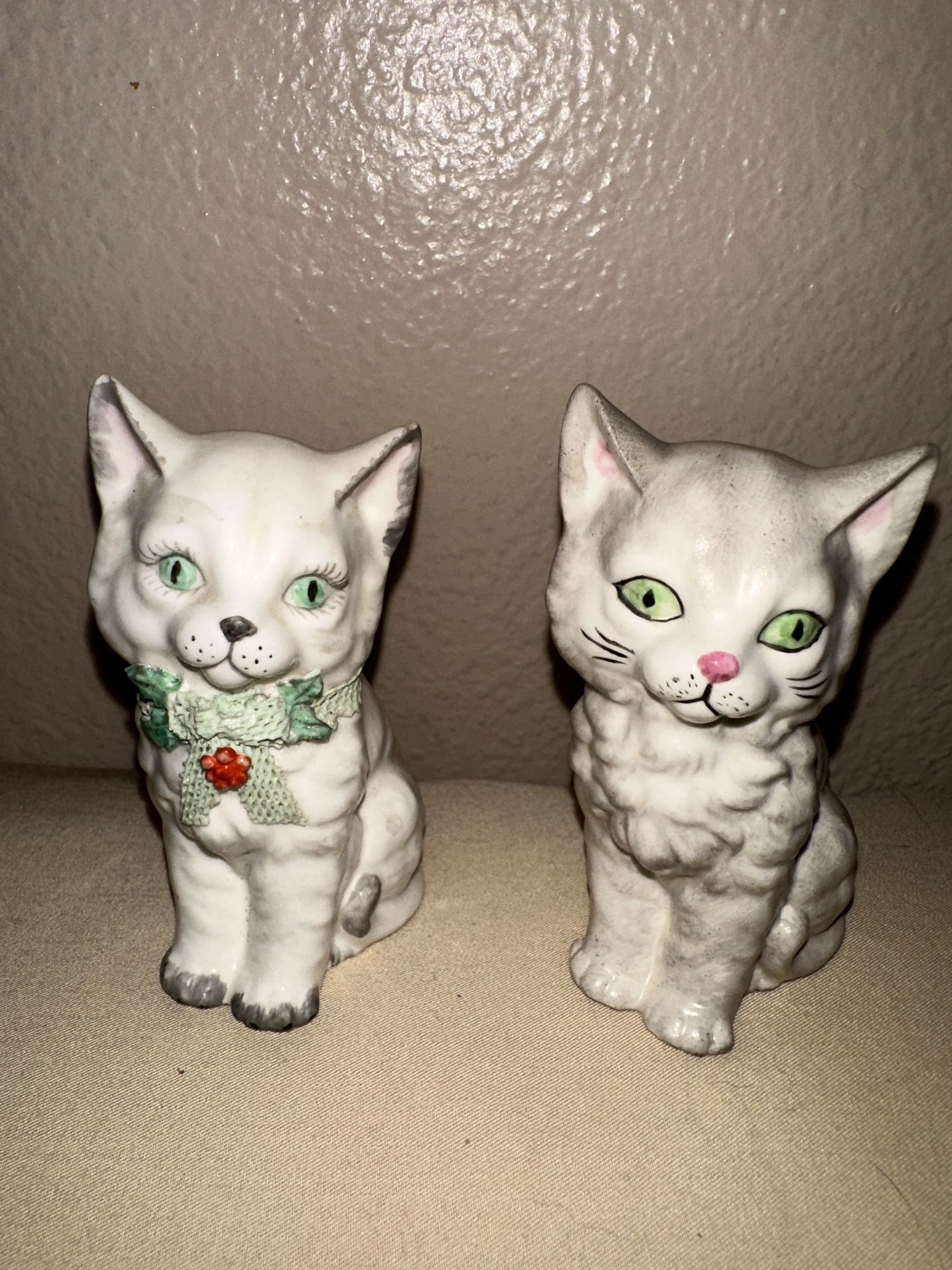 Pair Of Vintage Signed IRISH DRESDEN Porcelain Ireland 4"H CAT Figurines