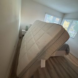 New: Yawnder Luxury Queen Mattress 