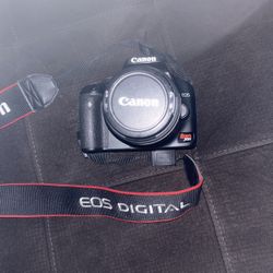 Canon Rebel XSi DSLR Camera with EF-S 18-55mm f/3.5-5.6 IS Lens (OLD MODEL)