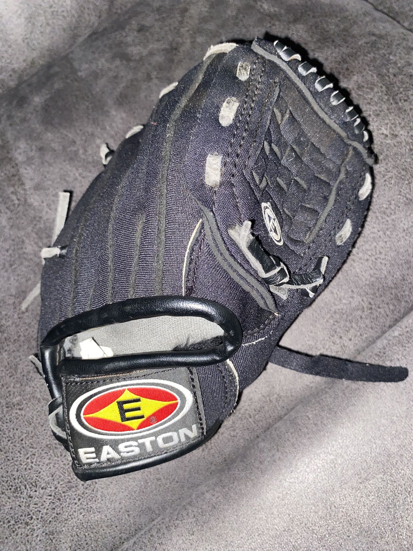 9” PATTERN T-BALL GLOVE NEW CONDITION
