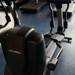 LIFE FITNESS DISCOVER ELLIPTICAL. READY FOR FREE LOCAL DELIVERY!!