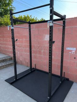 Squat rack (bar not included)