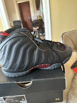 Youth Unisex Nike Foams Size 2