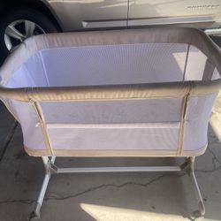 Bassinet. Use twice. $14.Excellent shape. See Pictures For Full Beauty.