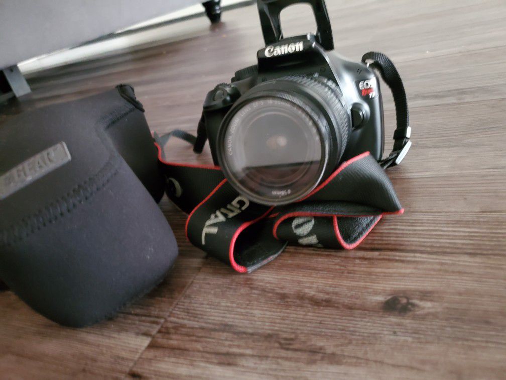 Canon camera T3 With charger and case