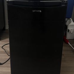 Brand New Upstreman 3.2 Cu.Ft Single Door Mini Fridge, Black-BR321