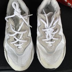 SNEAKERS SIZE 4 ADIDAS