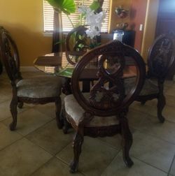 Nice Round Table