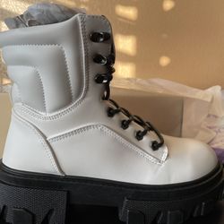 New Yoki White Boots Shoes Size 7
