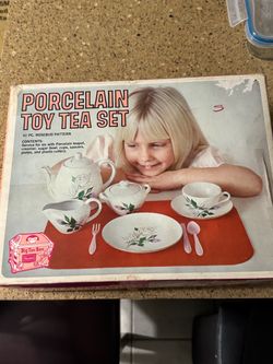 VINTAGE PORCELAIN CHILDS TEA SET