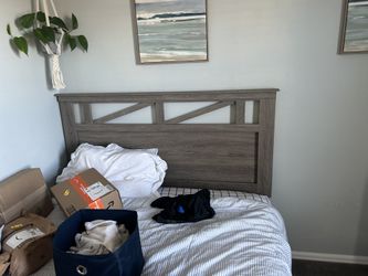 Bedroom Set. Queen Bed