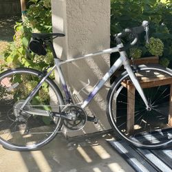 Giant Women’s Road Bike W/ Clips