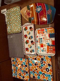 8 plastic serving trays