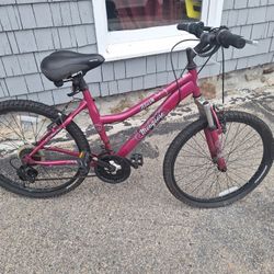 26" GIRLS MOUNTAIN BIKE. 