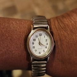 Vintage Q U A R T Z Silver Ladies Watch Stainless Steel Band Needs Battery Excellent Condition