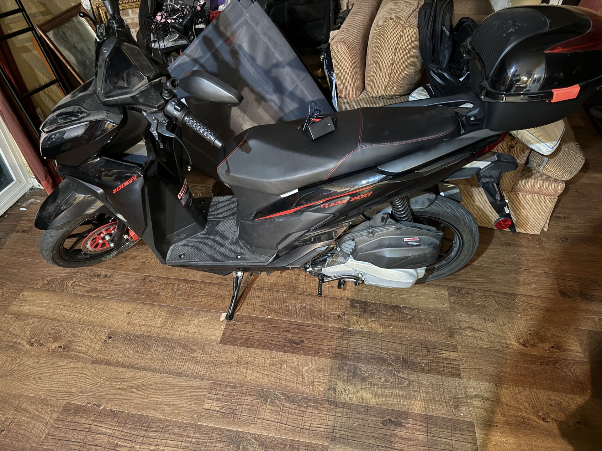 Clash 200 EFI Scooter