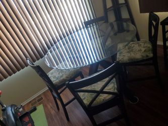 Se Vende Comedor De 4  sillas altas $ 60