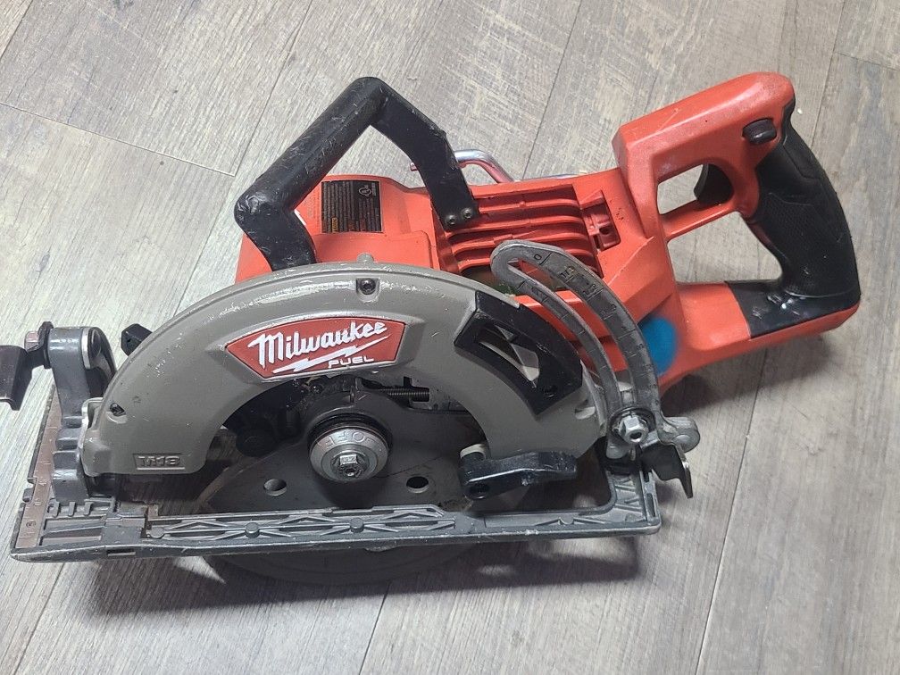 Milwaukee
M18 FUEL 18V Lithium-Ion Cordless 7-1/4 in. Rear Handle Circular Saw (Tool-Only)