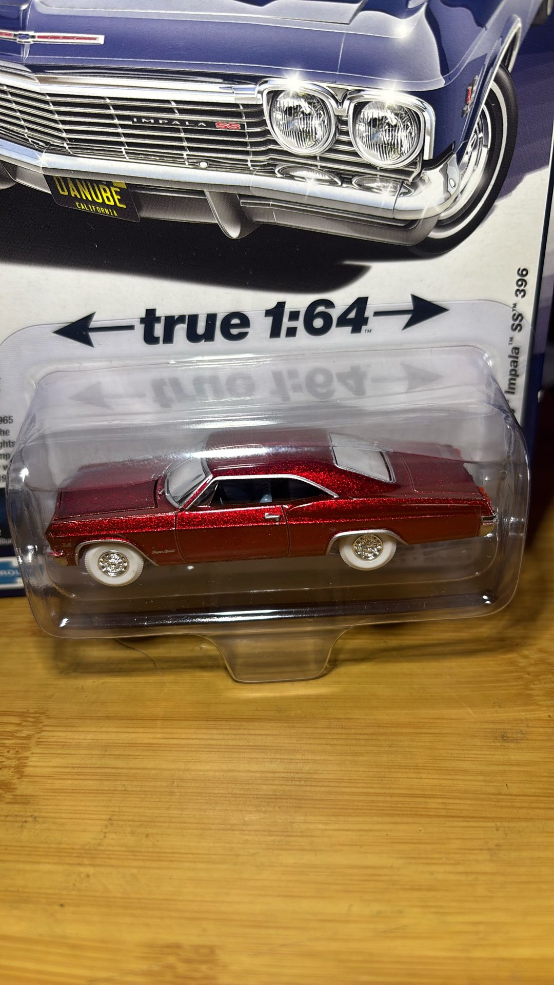 Auto World Cars Ultra Red Chase