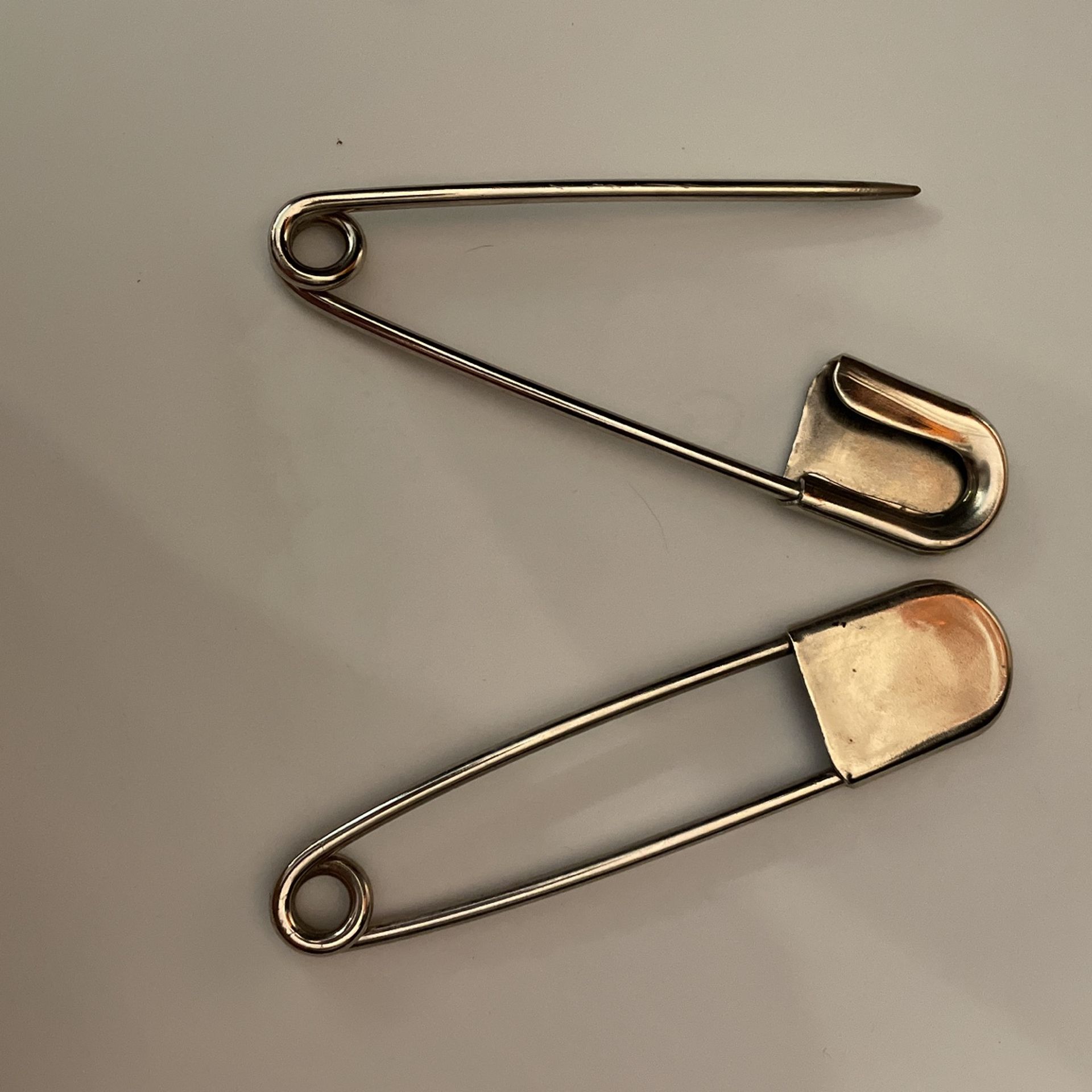 In-n-Out Apron Safety Pins