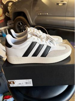 Adidas women’s Barreda size 9