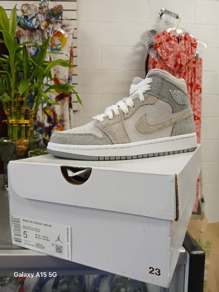 Jordan 1s Particle Grey