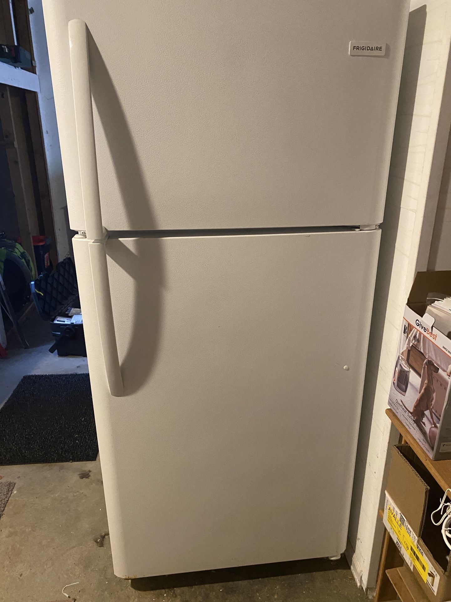 Frigidaire Refrigerator With Top Mount Freezer