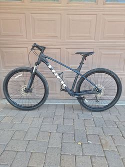 TREK MARLIN 7 MOUNTAIN BIKE 29 ER 1 X 10 SPEED ROCKSHOX LOCKOUT (XL)
