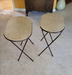 2 foldable TV trays