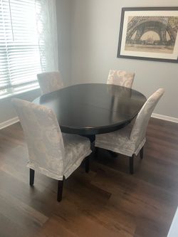 Round Pedestal Dining Table & Slipcovered Chair Set