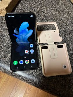 Samsung galaxy flip 4 Verizon smartphone with case