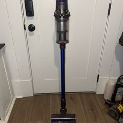 Dyson V11 Animal Cordless Vacuum - Excellent With Attachments 