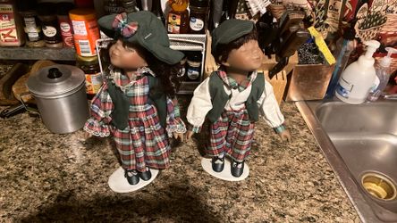 Porcelain Dolls With Stand 