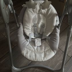 Un Columpio Chiquito Para Bebè Gris Con Blanco