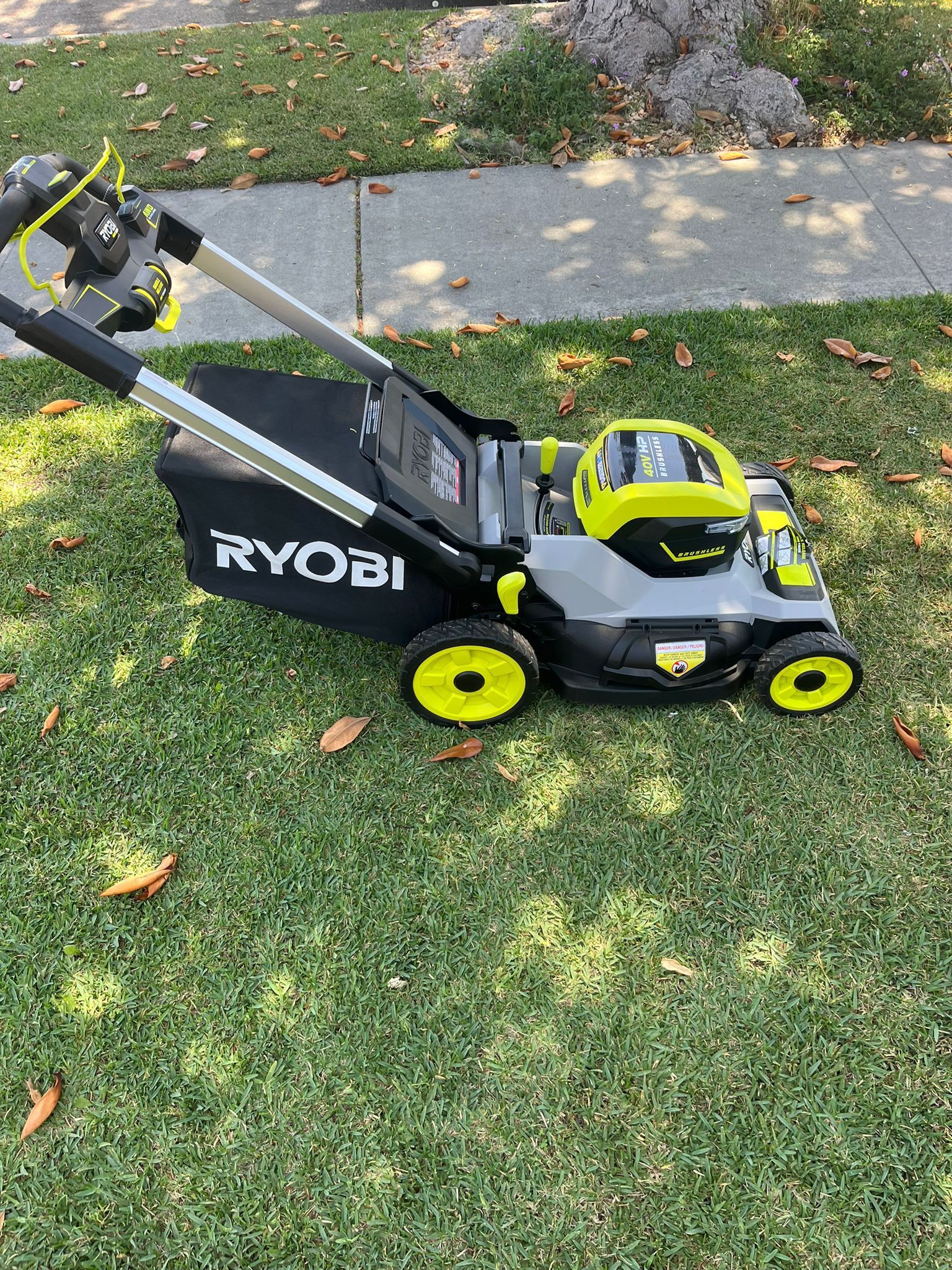 Ryobi Cortadora De Césped Con Cargador Y Baterías