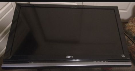 40" Sony Bravia Flat Screen TV (Model KDL-40V4100) with remote in excellent Condition