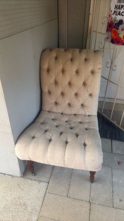 Button Tuffed Cream/Off White Lounge Chair $75 OBO